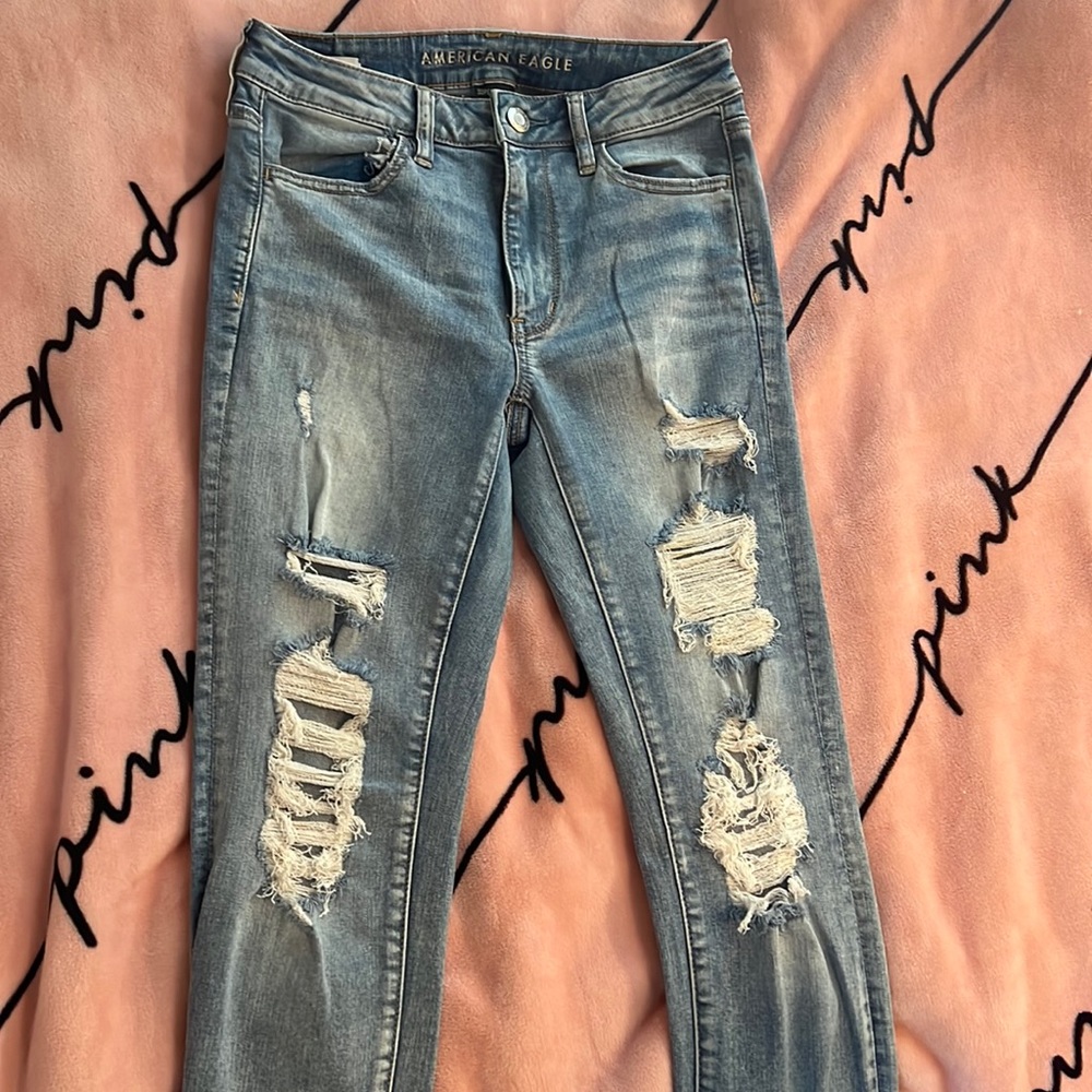 American Eagle size 6 jeans. Never Worn. Like brand new.